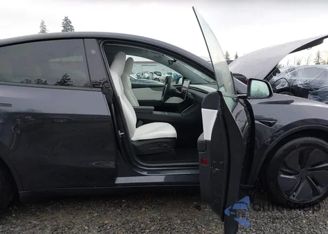 2026 Tesla Model Y Long Range Launch Series/Premium All-Wheel Drive z USA, uszkodzony, nr VIN 7SAYGDEE3TF450423